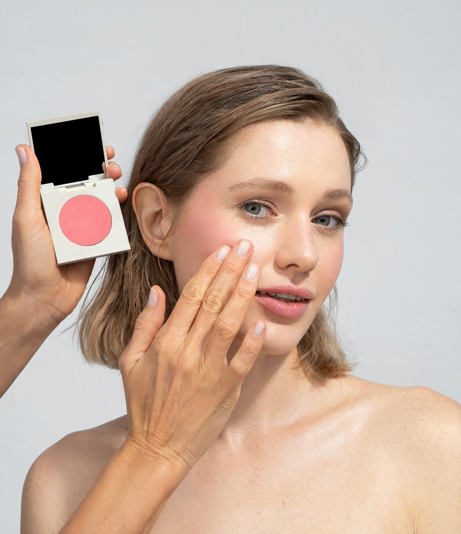 Kobieta w trakcie nakładania różu Hedonista - podstawowy kosmetyk do wykonania Igari make up