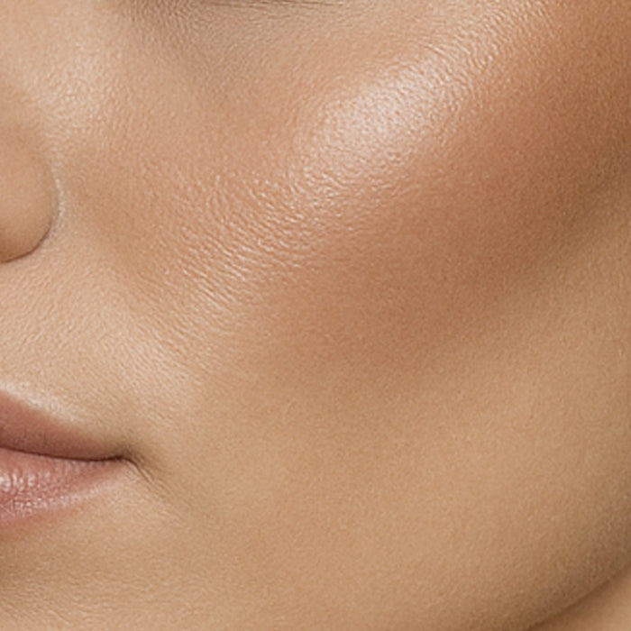 Efekt bronzera Hedonista na skórze – subtelne ocieplenie i satynowe wykończenie