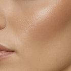 Efekt bronzera Hedonista na skórze – subtelne ocieplenie i satynowe wykończenie