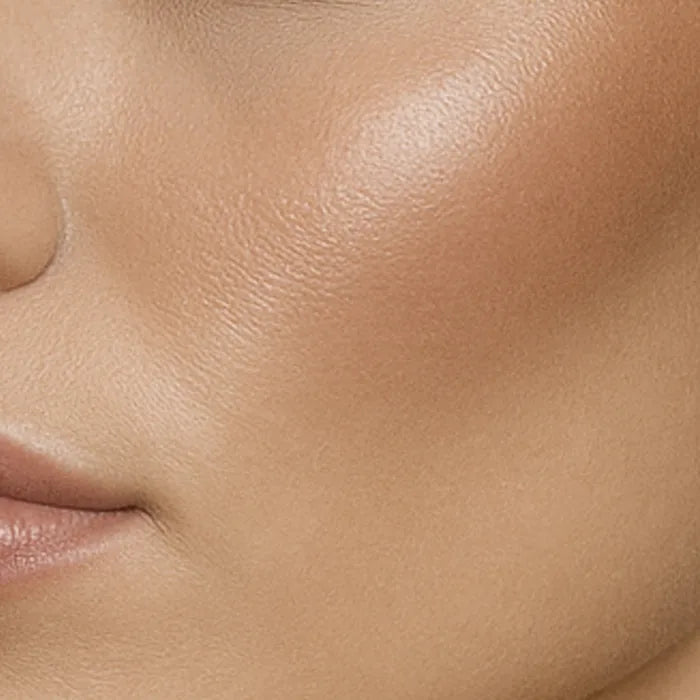 Efekt bronzera Hedonista na skórze – subtelne ocieplenie i satynowe wykończenie