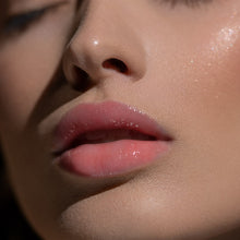 Błyszczyk do ust Hedonista Like A Virgin Lipgloss – naturalny różowy odcień z intensywnym połyskiem na ustach modelki