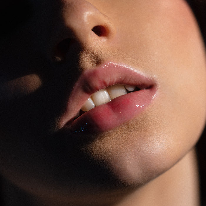 Błyszczyk do ust Hedonista Nudaholic Lipgloss – ciepły nude z naturalnym połyskiem na ustach modelki