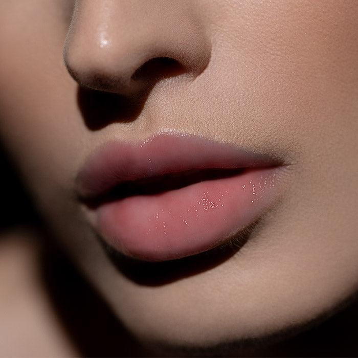 Błyszczyk do ust Hedonista Oh My Gloss Lipgloss – naturalny różowy odcień z intensywnym połyskiem na ustach modelki