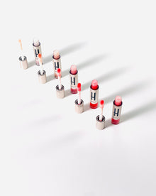 Błyszczyki do ust Hedonista w eleganckich opakowaniach z aplikatorem – prezentacja różnych odcieni