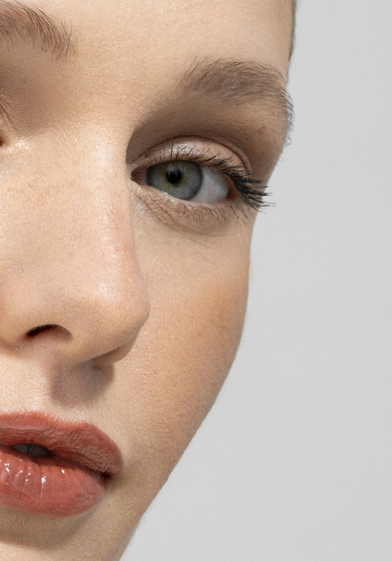 Bronzer do twarzy Hedonista Light Shade – delikatne modelowanie i naturalne ocieplenie jasnej cery