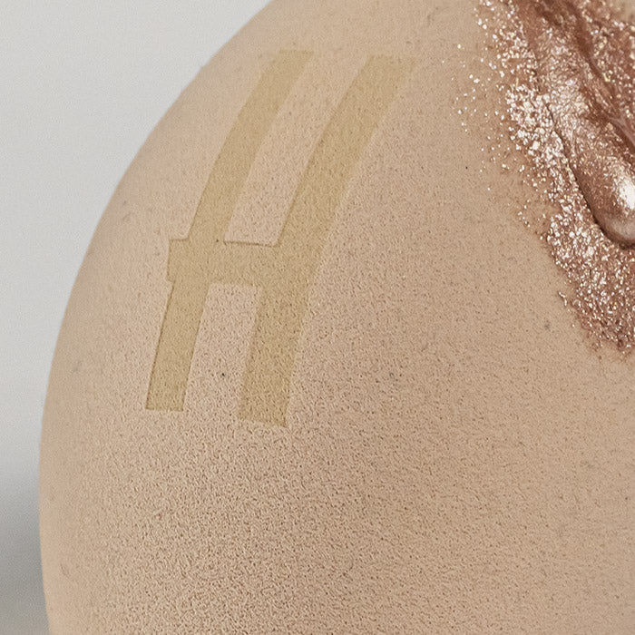 Makro gąbki do makijażu Hedonista z widoczną strukturą i tłoczonym logo