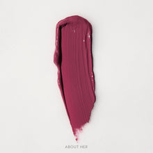 Matowa pomadka Hedonista About Her Lipstick – intensywny malinowo-śliwkowy odcień, swatch produktu