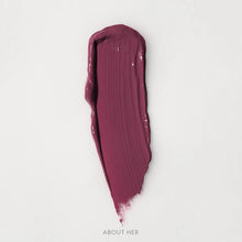 Matowa pomadka Hedonista About Her Lipstick – intensywny malinowo-śliwkowy odcień, swatch produktu