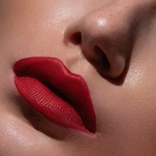 Matowa pomadka Hedonista Crazy In Love Lipstick – głęboki, intensywny czerwony odcień na ustach modelki