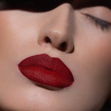 Matowa pomadka Hedonista Daltonista Lipstick – głęboki, intensywny czerwony odcień na ustach modelki