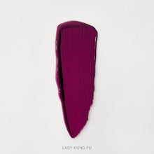 Matowa pomadka Hedonista Lady Kung Fu Lipstick – intensywny purpurowo-fuksjowy odcień, swatch produktu