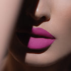 Matowa pomadka Hedonista LIP SICK! Lipstick – intensywny, chłodny fuksjowy odcień na ustach modelki