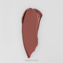 Matowa pomadka Hedonista Marzipan Nude Lipstick – ciepły brzoskwiniowo-beżowy odcień nude, swatch produktu