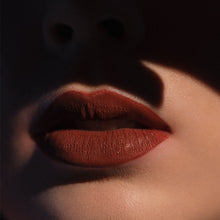 Matowa pomadka Hedonista Nude York Lipstick – przygaszony, ciepły nude z nutą ceglanego brązu na ustach modelki