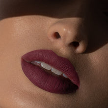 Matowa pomadka Hedonista Peggy Brown Lipstick – przygaszony różowo-brązowy odcień na ustach modelki