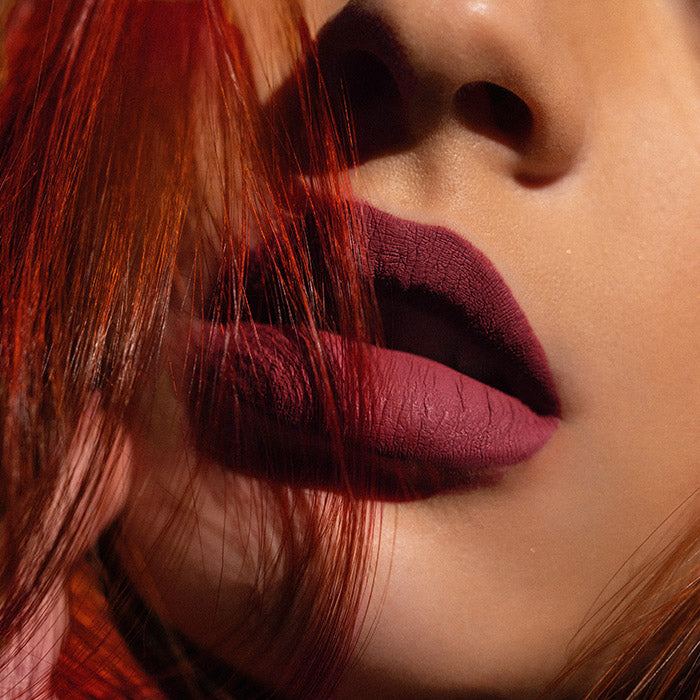 Matowa pomadka Hedonista SanFranKiss Lipstick – głęboki bordowy odcień na ustach