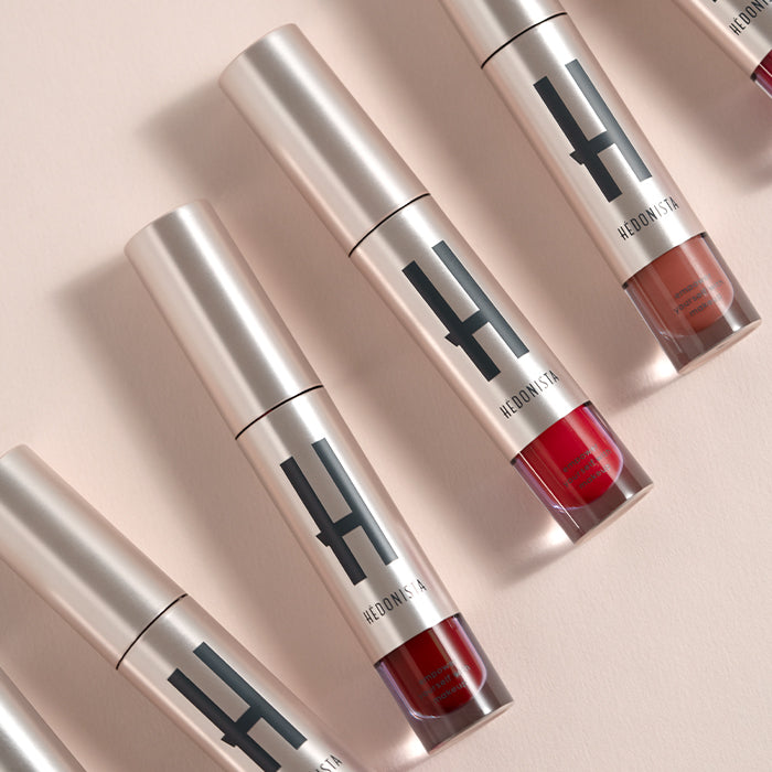 Matowe pomadki Hedonista w eleganckich, minimalistycznych opakowaniach z widocznym kolorem szminki