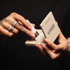 Puder matujący Hedonista w kompakcie – aplikacja pędzlem, efekt wygładzenia skóry