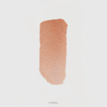 Róż rozświetlający Hedonista RoseLighter Cream Coral – kremowy koralowy odcień, swatch produktu