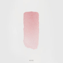 Róż rozświetlający Hedonista RoseLighter Cream Rose – kremowy pudrowo-różowy odcień, swatch produktu