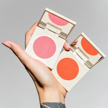 Róże do policzków Hedonista w eleganckich kompaktach z lusterkiem – prezentacja opakowań i odcieni