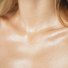 Rozświetlacz do ciała Hedonista Hold My Gold – złoty efekt glow na obojczyku i dekolcie