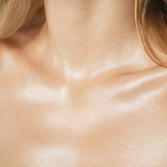 Rozświetlacz do ciała Hedonista Hold My Gold – złoty efekt glow na obojczyku i dekolcie