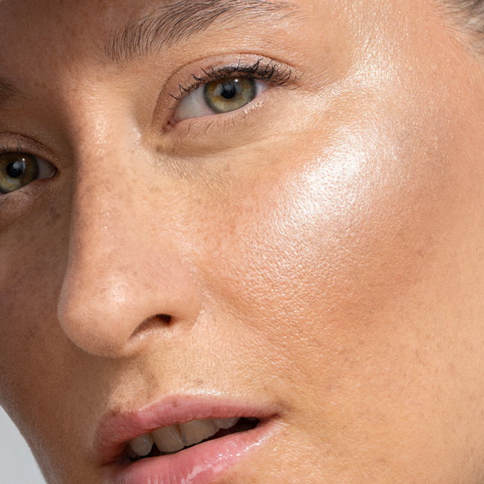 Rozświetlacz do twarzy Hedonista Hold My Gold – złoty efekt glow na kości policzkowej