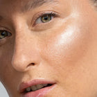 Rozświetlacz do twarzy Hedonista Hold My Gold – złoty efekt glow na kości policzkowej