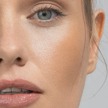 Rozświetlacz do twarzy Hedonista RoseLighter Coral – koralowy efekt glow na policzku