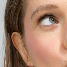 Rozświetlacz do twarzy Hedonista RoseLighter Rose – różany efekt glow na policzku