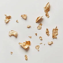 Złote płatki o intensywnym metalicznym połysku – inspiracja blaskiem rozświetlacza Hedonista Hold My Gold