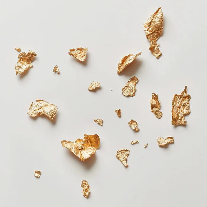 Złote płatki o intensywnym metalicznym połysku – inspiracja blaskiem rozświetlacza Hedonista Hold My Gold