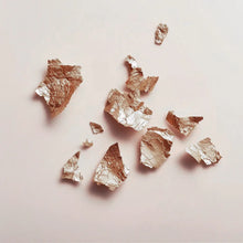 Złote, mineralne fragmenty o metalicznym połysku – inspiracja blaskiem rozświetlacza Hedonista Miss Alchemist