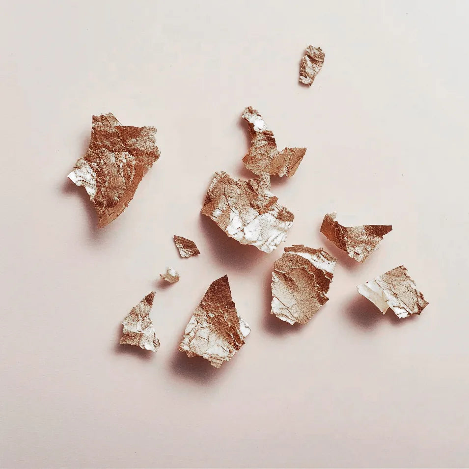 Złote, mineralne fragmenty o metalicznym połysku – inspiracja blaskiem rozświetlacza Hedonista Miss Alchemist