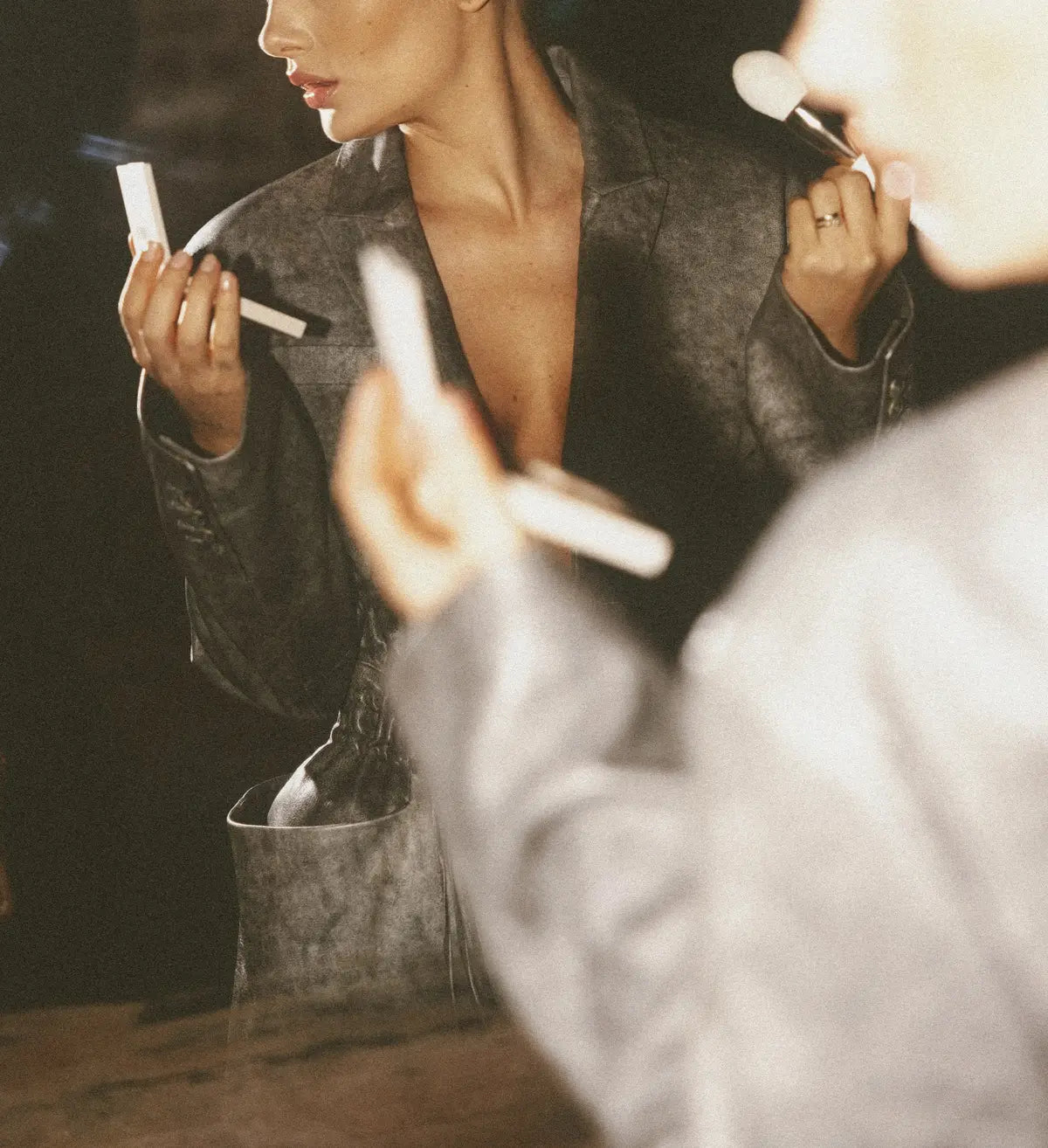 Kobieta przygotowująca makijaż przed lustrem – luksusowy backstage marki Hedonista
