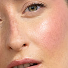 Miss Alchemist na twarzy – świetlista tafla i promienny efekt na policzku